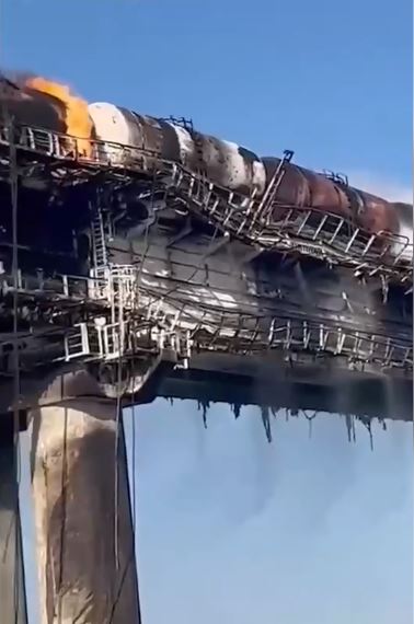 Горять цистерни на кримському мосту